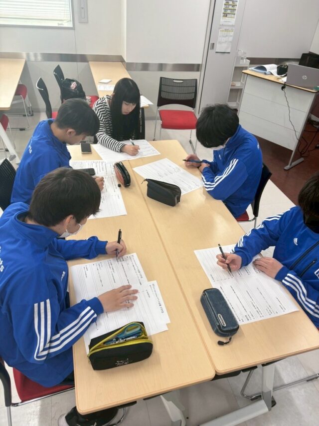 【学生たちが大会をもっと楽しく！】

東広島エンジョイ！リレーマラソン2026では、広島リゾート＆スポーツ専門学校の学生の皆さんが、来場者の皆さまに楽しんでいただける企画を準備してくれています！

「どうしたら参加者のみなさんに喜んでもらえるだろう？」
そんな想いを持ちながら、学生たちがアイデアを出し合い、当日に向けて企画を進行中！

走るだけじゃない。
応援する人も、待っている時間も楽しめる。
そんな“エンジョイ！”な大会を目指しています。

当日はどんな企画が登場するのか、ぜひお楽しみに！

仲間や家族、職場のみんなと一緒に夏の思い出を作りませんか？

▼エントリー受付中
https://higashihiroshima-relay.com/

#東広島エンジョイリレーマラソン
#リレーマラソン
#東広島
#ランニングイベント
#広島イベント
#広島リゾートアンドスポーツ専門学校
#学生企画
#夏の思い出
#チームで挑戦